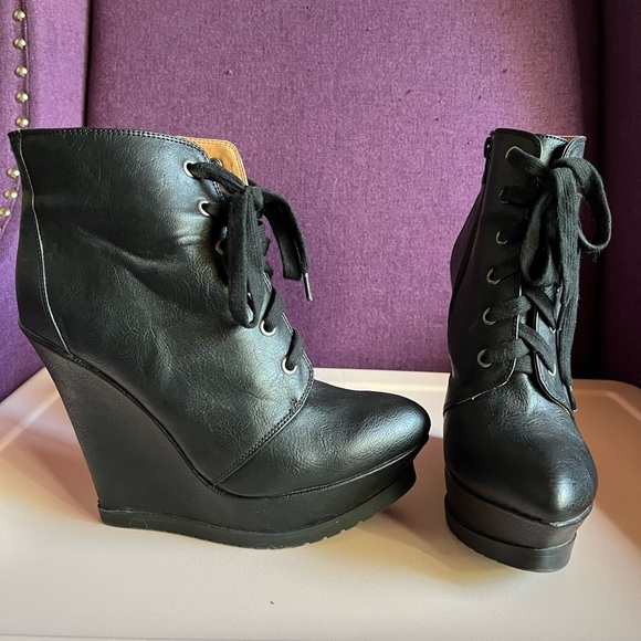 Black Wedge booties size 7 - Picture 2 of 3